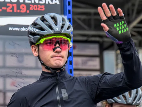 Na snímke nemecký pretekár Felix Engelhardt (Team Jayco AlUla) máva divákom pred štartom 1. etapy 69. ročníka medzinárodných cyklistických pretekov Okolo Slovenska.