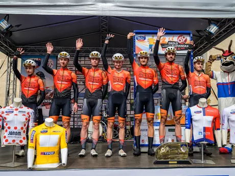 Na snímke slovenský cyklistikcký tím Dukla Banská Bystrica máva divákom pred štartom 1. etapy 69. ročníka medzinárodných cyklistických pretekov Okolo Slovenska.