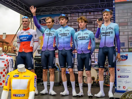 Na snímke pretekári portugalského cyklistického tímu Unibet Tietema Rockets mávajú divákom pred štartom 1. etapy 69. ročníka medzinárodných cyklistických pretekov Okolo Slovenska.