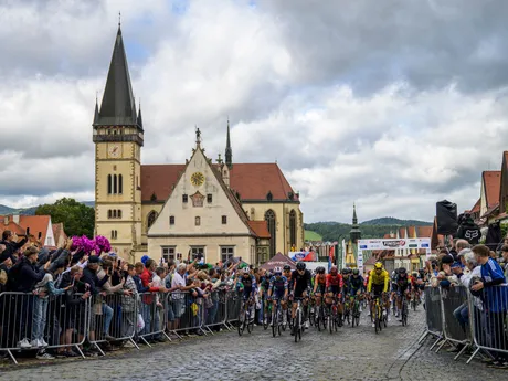 Na snímke pretekári odštartovali  1. etapu 69. ročníka medzinárodných cyklistických pretekov Okolo Slovenska.