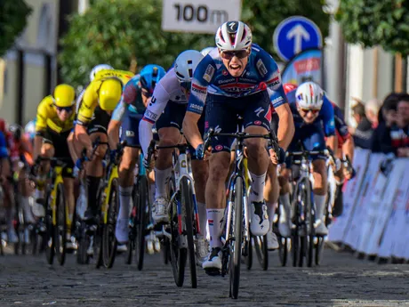 Paul Magnier z tímu Soudal Quick-Step špurtuje do cieľa 1. etapy 69. ročníka medzinárodných cyklistických pretekov Okolo Slovenska.