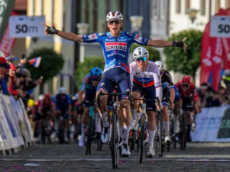 Paul Magnier z tímu Soudal Quick-Step sa raduje z víťazstva v 1. etape 69. ročníka medzinárodných cyklistických pretekov Okolo Slovenska.