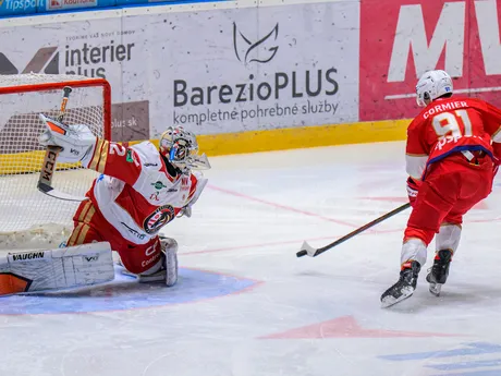 Zľava brankár Jaroslav Janus (Prešov) a Xavier Cormier (Liptovský Mikuláš) počas zápasu 6. kola hokejovej Tipsport ligy HC Prešov - HK 32 Liptovský Mikuláš.