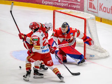 Zľava William Charles Rapuzzi (Prešov), Carter Robertson a brankár Aleksi Daniel Lebedeff (obaja Liptovský Mikuláš) počas zápasu 6. kola hokejovej Tipsport ligy HC Prešov - HK 32 Liptovský Mikuláš.