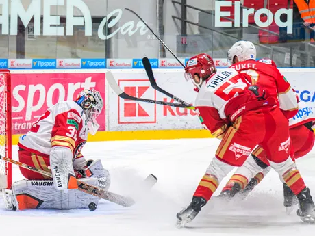 Zľava brankár Jaroslav Janus, Zachary George Taylor (obaja Prešov) a Jakub Sukeľ (Liptovský Mikuláš) počas zápasu 6. kola hokejovej Tipsport ligy HC Prešov - HK 32 Liptovský Mikuláš.