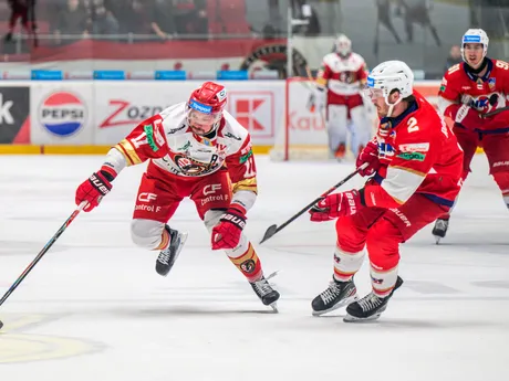 Oliver Jokeľ (Prešov) a Carter Robertson (Liptovský Mikuláš) počas zápasu 6. kola hokejovej Tipsport ligy HC Prešov - HK 32 Liptovský Mikuláš.
