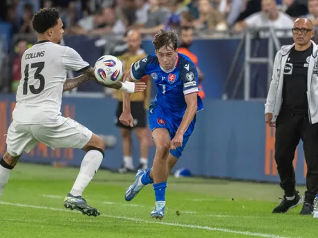 Sprava tréner Slovenska Francesco Calzona, hráč Slovenska Leo Sauer a hráč Nemecka Nnamdi Collins v úvodnom kvalifikačnom zápase na MS 2026 A-skupiny Slovensko - Nemecko