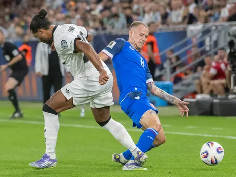 Sprava hráč Slovenska Ondrej Duda a hráč Nemecka Serge Gnabri v úvodnom kvalifikačnom zápase na MS 2026 A-skupiny Slovensko - Nemecko