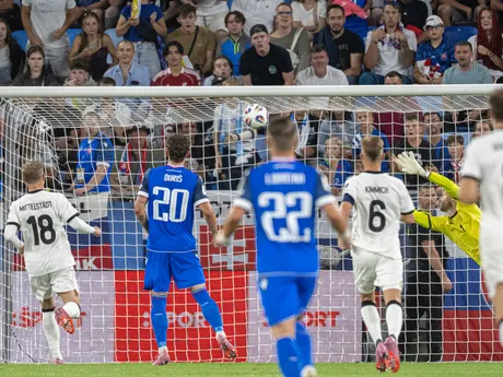 Gól na 2:0 pre Slovensko, zľava hráč  Nemecka Maximilian Mittelstädt, hráč Slovenska Dávid Ďuriš, hráč Slovenska Stanislav Lobotka, hráč Nemecka Joshua Kimich, brankár Nemecka Oliver Baumann a hráč Nemecka Leon Goretzka v úvodnom kvalifikačnom zápase na MS 2026 A-skupiny Slovensko - Nemecko