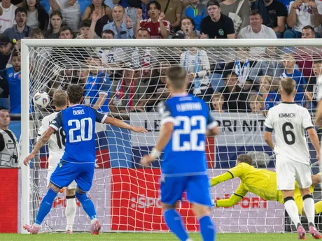 Gól na 2:0 pre Slovensko, zľava hráč Nemecka Maximilian Mittelstädt, hráč Slovenska Dávid Ďuriš, hráč Slovenska Stanislav Lobotka, brankár Nemecka Oliver Baumann a hráč Nemecka Joshua Kimich v úvodnom kvalifikačnom zápase na MS 2026 A-skupiny Slovensko - Nemecko