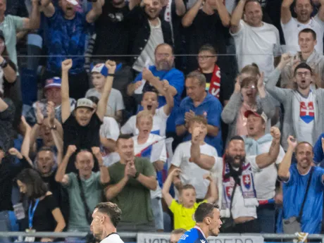 Sprava strelec gólu na 2:0, hráč Slovenska David Strelec a hráč Nemecka David Raum v úvodnom kvalifikačnom zápase na MS 2026 A-skupiny Slovensko - Nemecko