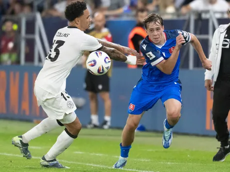 sprava hráč Slovenska Leo Sauer a hráč Nemecka Nnamdi Collins v úvodnom kvalifikačnom zápase na MS 2026 A-skupiny Slovensko - Nemecko