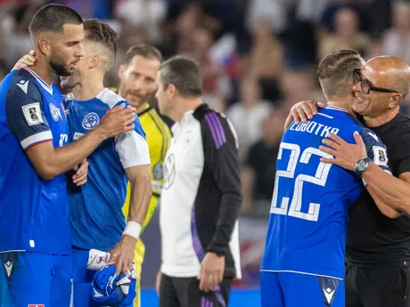 Radosť slovenských futbalistov po víťazstve 2:0 nad Nemeckom, sprava tréner Slovenska Francesco Calzona, hráči Stanislav Lobotka, Peter Pekarík a Dávid Hancko v úvodnom kvalifikačnom zápase na MS 2026 A-skupiny Slovensko - Nemecko