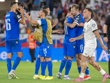 Radosť slovenských futbalistov, zľava hráč Slovenska Dávid Hancko, hráč Slovenska Patrik Hrošovský, hráč Slovenska László Bénes, hráč Slovenska Ľubomír Tupta, hráč Slovenska Norbert Gyömbér po víťazstve 2:0 nad Nemeckom a vpravo hráč Nemecka David Raum