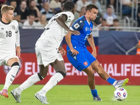 Sprava hráč Slovenska David Strelec, hráč Nemecka Antonio Rüdiger a hráč Nemecka Maximilian Mittelstädt v úvodnom kvalifikačnom zápase na MS 2026 A-skupiny Slovensko - Nemecko