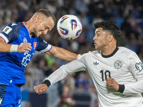 Zľava hráč Slovenska Stanislav Lobotka a hráč Nemecka Nadiem Amiri v úvodnom kvalifikačnom zápase na MS 2026 A-skupiny Slovensko - Nemecko