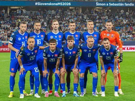 Slovenskí futbalisti, horný rad zľava Milan Škriniar, Dávid Hancko, Norbert Gyömbér, David Strelec, Ľubomír Šatka, brankár Martin Dúbravka.
Dolný rad zľava Stanislav Lobotka, Dávid Ďuriš, Leo Sauer, Ondrej Duda a Matúš Bero v úvodnom kvalifikačnom zápase na MS 2026 A-skupiny Slovensko - Nemecko 
