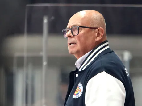 Hlavný tréner HKM Zvolen Peter Mikula  sleduje zo striedačky zápas 1. kola Tipsport ligy HC MONACObet Banská Bystrica - HKM Zvolen.