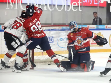 Andrej Kukučka (Banská Bystrica), Andrej Golian (Zvolen) a brankár Zvolena Matej Macek, ktorý inkasuje gól počas zápasu 1. kola Tipsport ligy.