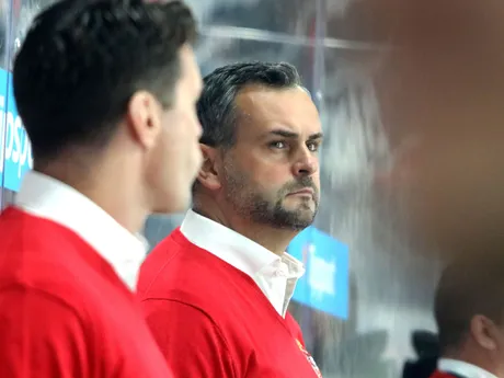 Hlavný tréner HC MONACObet Banská Bystrica Vlastimil Wojnar sleduje zo striedačky zápas 1. kola Tipsport ligy HC MONACObet Banská Bystrica - HKM Zvolen.
