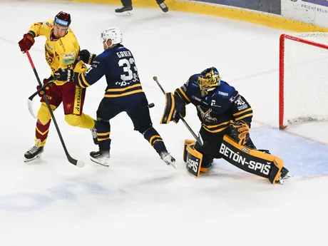 Filip Ahl z Trenčína, Šimon Groch zo Spišskej Novej Vsi a brankár Denis Godla zo Spišskej Novej Vsi v zápase 1. kola hokejovej Tipsport ligy.