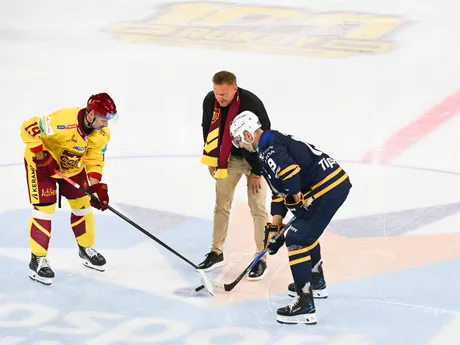 Tomáš Starosta z Trenčína, bývalý hokejista Marián Hossa a Branislav Rapáč zo Spišskej Novej Vsi počas slávnostného buly v zápase 1. kola hokejovej Tipsport ligy.