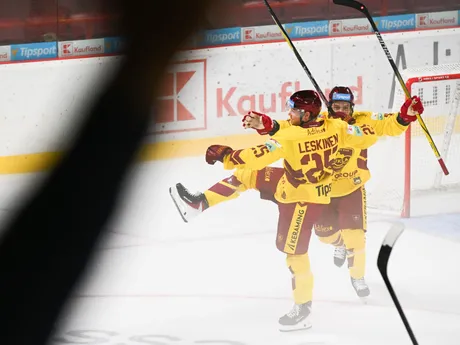 Hráči Trenčína sprava Tomáš Záborský a Ville Elmeri Leskinen sa tešia po treťom góle v zápase 1. kola hokejovej Tipsport ligy HK Dukla Trenčín - HK Spišská Nová Ves.