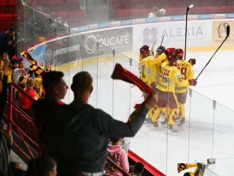 Radosť hráčov Trenčína po treťom góle v zápase 1. kola hokejovej Tipsport ligy HK Dukla Trenčín - HK Spišská Nová Ves. 