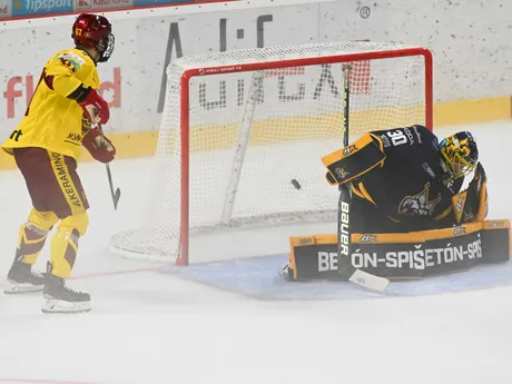 Tomáš Záborský z Trenčína a brankár Denis Godla zo Spišskej Novej Vsi, ktorý inkasuje gól v zápase 1. kola hokejovej Tipsport ligy.