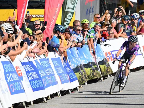 Britský cyklista Paul Double z tímu Jayco Alula sa raduje z víťazstva v 5. etape 69. ročníka medzinárodných cyklistických pretekov Okolo Slovenska.