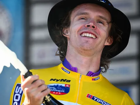 Britský cyklista Paul Double z tímu Jayco Alula strieka šampanské na pódiu po triumfe v celkovom poradí na 69. ročníku medzinárodných cyklistických pretekov Okolo Slovenska