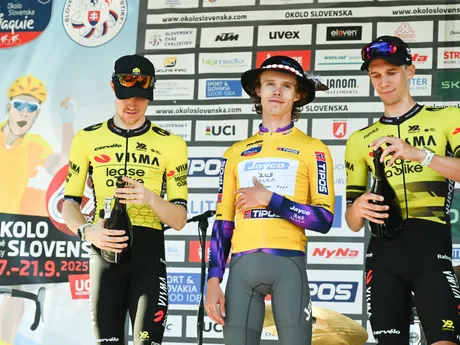 Britský cyklista Paul Double z tímu Jayco Alula, ktorý triumfoval v záverečnej etape aj v celkovom poradí, pózuje na pódiu po záverečnej 5. etape 69. ročníka medzinárodných cyklistických pretekov Okolo Slovenska.