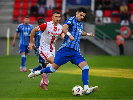 Na snímke zľava Jakub Holúbek z Trenčína a Marko Tolić z Bratislavy počas zápasu 9. kola futbalovej Niké ligy medzi AS Trenčína a ŠK Slovan Bratislava.