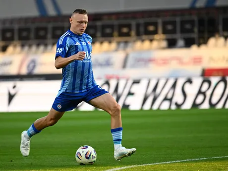 Na snímke Nino Marcelli z Bratislavy sstrieľa gól počas zápasu 9. kola futbalovej Niké ligy medzi AS Trenčína a ŠK Slovan Bratislava.