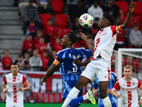 Na snímke sprava Mustapha Yakubu z Trenčína a Rash Rahim Ibrahim z Bratislavy počas zápasu 9. kola futbalovej Niké ligy medzi AS Trenčína a ŠK Slovan Bratislava.