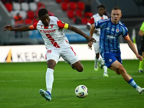 Na snímke zľava Loic Anthony z Trenčína a Nino Marcelli z Bratislavy počas zápasu 9. kola futbalovej Niké ligy medzi AS Trenčína a ŠK Slovan Bratislava.