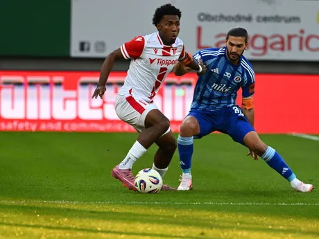 Na snímke zľava Molik-Jesse Khan z Trenčína a Kyriakos Savvidis z Bratislavy počas zápasu 9. kola futbalovej Niké ligy medzi AS Trenčína a ŠK Slovan Bratislava.