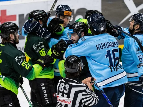 Hráči HC Slovan Bratislava a Vlci Žilina počas zápasu 7. kola hokejovej Tipsport ligy.