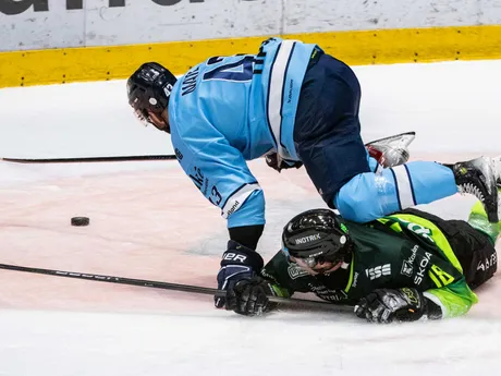 Zľava Patrik Maier (Slovan) a Scott Austin Kosmachuk (Žilina) počas zápasu 7. kola hokejovej Tipsport ligy.