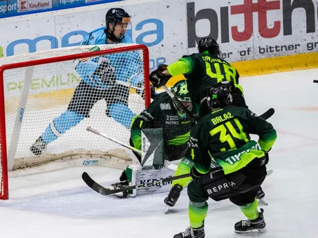 Zľava Ryan Dmowski (Slovan), brnakár Connor James LAcouvée, Daniel Gachulinec a Jozef Baláž (Žilina) počas zápasu 7. kola hokejovej Tipsport ligy.
