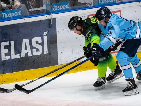 Zľava Marek Korenčík (Žilina) a Jonáš Peterek (Slovan) počas zápasu 7. kola hokejovej Tipsport ligy.
