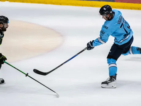 Zľava Matúš Holenda (Žilina) a Robert Varga (Slovan) počas zápasu 7. kola hokejovej Tipsport ligy.