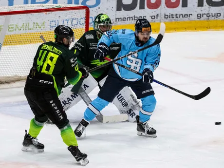 Zľava Daniel Gachulinec, brankár Connor James Lacouvée  (obaja Žilina) a Samuel Solenský (Slovan) počas zápasu 7. kola hokejovej Tipsport ligy.