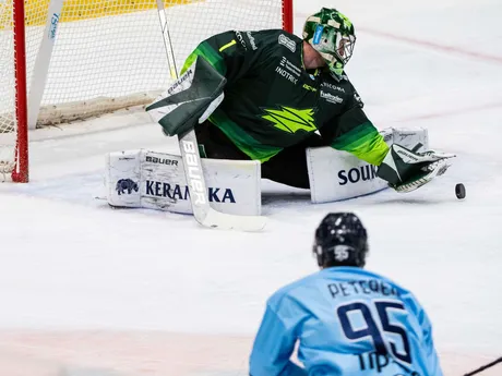 Zľava brankár Connor James Lacouvée (Žilina) a Jonáš Peterek (Slovan) počas zápasu 7. kola hokejovej Tipsport ligy.