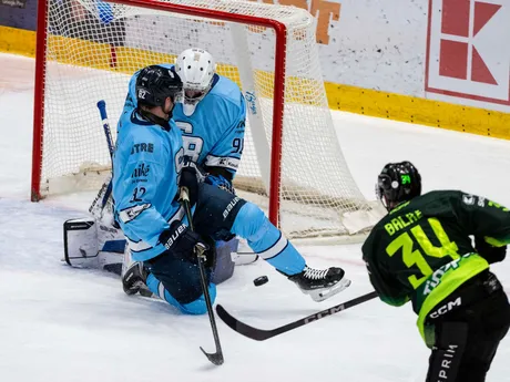 Zľava Tomáš Královič, brankár Patrik Andrisik (obaja Slovan) a Jozef Baláž (Žilina) počas zápasu 7. kola hokejovej Tipsport ligy.
