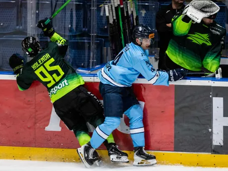 Zľava Matúš Holenda (Žilina) a Ján Petriska (Slovan) počas zápasu 7. kola hokejovej Tipsport ligy.