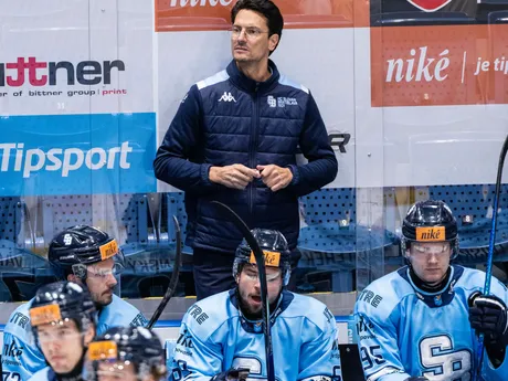 Tréner HC Slovan Bratislava Brad Tapper spolu s hráčmi počas zápasu 7. kola hokejovej Tipsport ligy.