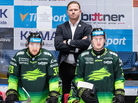 Uprostred tréner Vlci Žilina Milan Bartovič počas zápasu 7. kola hokejovej Tipsport ligy.