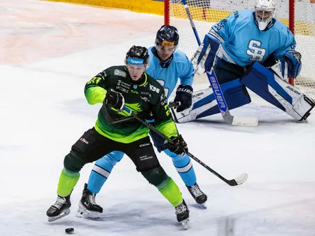 Zľava Jakub Dubravík (Žilina), Tomáš Královič a brankár Patrik Andrisik (obaja Slovan) počas zápasu 7. kola hokejovej Tipsport ligy.