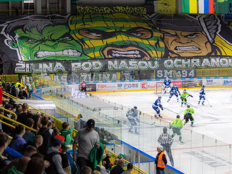 Diváci povzbudzujú počas zápasu 1. kola hokejovej Tipos extraligy Vlci Žilina - HK Nitra.